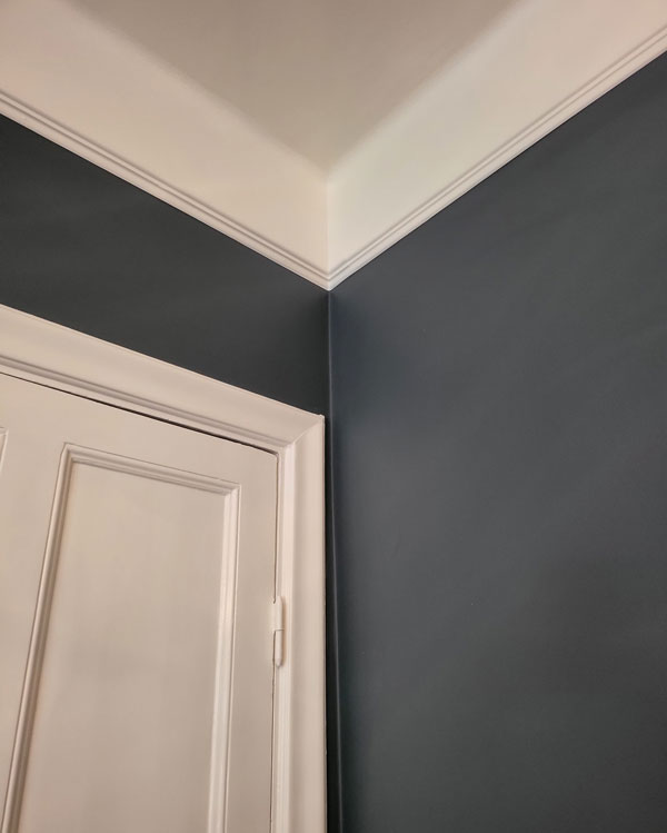 Nytapetserad vägg med mörkgrå färg
